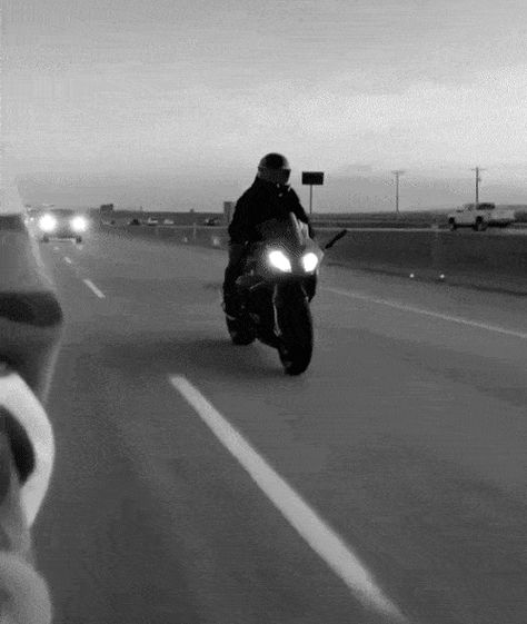 Wheelie - Image Unknown Imelda May, Freddie Spencer, Car Gif, Guy Martin, Stunt Bike, Motorcycle Aesthetic, Biker Aesthetic, Yamaha R6, Baddie Outfits Ideas