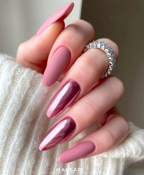 Pink chrome and matte nails. Pink Chrome Nails, Chrome Nails Designs, Blush Nails, Nails Polish, Metallic Nails, Pink Nail, Nail Designs Glitter, Chic Nails, Chrome Nails