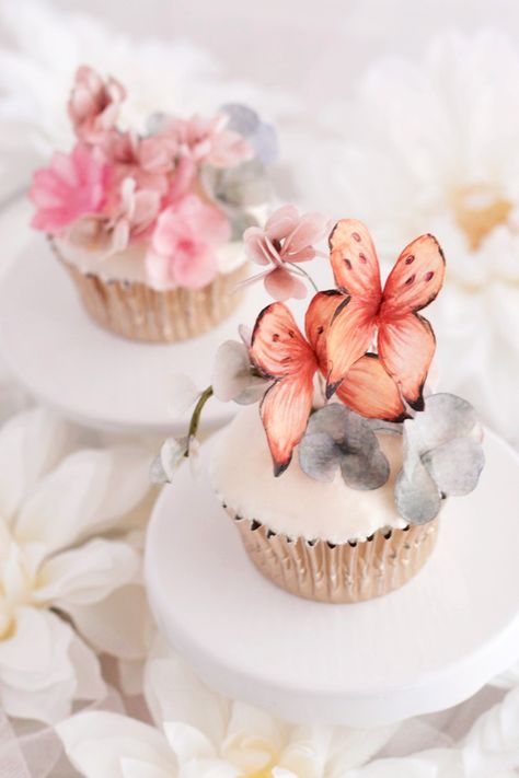 Wafer Paper Butterflies, Gourmet Sweets, Instagram Cake, Edible Butterfly, Butterfly Cupcakes, Wafer Paper Flowers, Buttercream Flower Cake, Kid Cupcakes, Gourmet Cupcakes