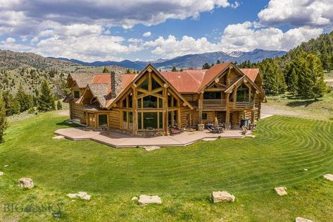 Dream House: Montana Log Cabin Ranch (13 Photos) - Suburban Men Log Ranch House, Montana Log Cabin, Log Cabin House, Dream Ranch, Montana House, Riding Arena, Riding Arenas, Modern Farmhouse Home Decor, Yellowstone Park