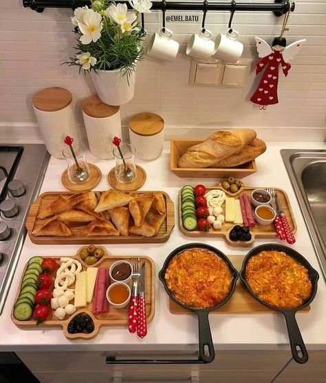 Breakfast Presentation, Breakfast Platter, Party Food Platters, Food Displays, Think Food, Buffet Food, Food Goals, Food Platters, Food Decoration