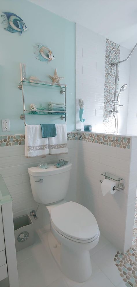 Ocean Themed Bathroom Ideas, Sea Theme Bathroom, Small Coastal Bathroom Ideas, Coastal Bathroom Ideas, Seaside Bathroom, Seashell Bathroom, Ocean Themed Bathroom, Ocean Room Decor, Teal Bathroom Ideas