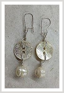 Jewelry Accessories - Buy while it is still available - So take action right now! Click to visit! Button Ornaments, Vintage Jewelry Ideas, Seashell Earrings, Vintage Jewelry Crafts, Wire Jewelry Designs, Diy Buttons, Earrings Simple, Homemade Jewelry, Funky Jewelry