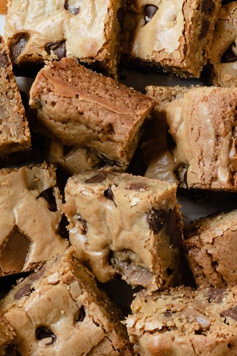 Fresh Bean Bakery, Blondies Aesthetic, Toffee Dessert, Chocolate Toffee Bars, Baking With Blondie, Easy Bar Recipes, Toffee Chocolate, Homemade Toffee, Chocolate Chip Blondies