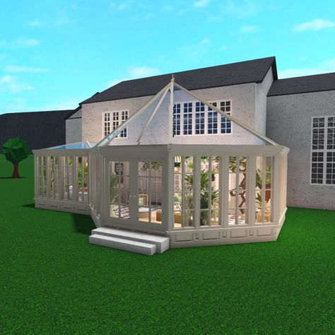 Bloxburg Back Porch Ideas, Aesthetic Bloxburg Backyard, Bloxburg Back Garden Ideas, Green House Bloxburg Garden, Bloxburg House Ideas Garden, Bloxburg House Backyard, Bloxburg House Garden, Sunroom Bloxburg, Bloxburg Garden House