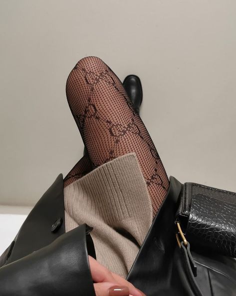 Gucci Stockings Outfit Ideas, Black Gucci Tights Outfit, Gucci Stockings Outfit, Tights Fall Outfit, Black Gucci Tights, Gucci Tights Outfit, Gucci Stocking, Stocking Outfit, Gucci Tights