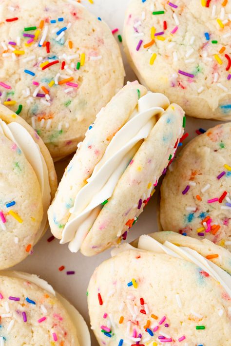 Funfetti whoopie pies are made with soft, cakey vanilla almond funfetti cookies and filled with marshmallow buttercream frosting. Sprinkle Sandwich Cookies, Funfetti Cookie Sandwiches, Funfetti Sandwich Cookies, Funfetti Whoopie Pies, Cookie Filling Ideas, Kid Desserts Easy, Confetti Whoopie Pies, Vanilla Whoopie Pie Recipe, Vanilla Whoopie Pies