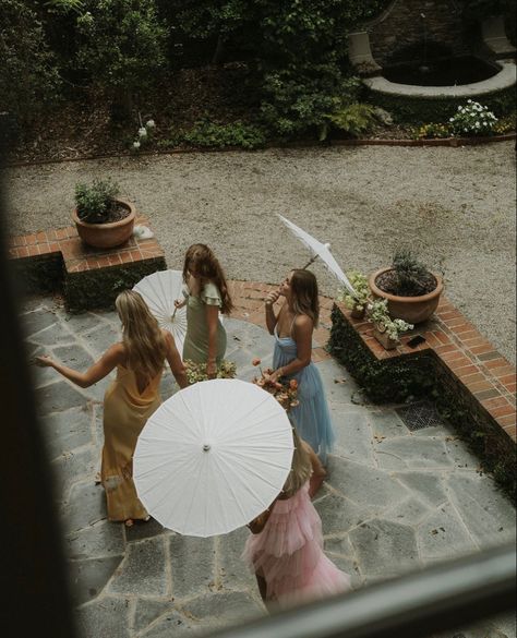 Garden Party Photography, Bridemaids Photoshoot Group Shots, Editorial Bridesmaid Photos, Bridesmaid Photoshoot Ideas, Bridesmaid Aesthetic, Umbrella For Wedding, Bridal Party Decor, Yea Party, Wedding Pool Party