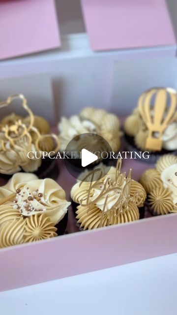 Baby Shower Cupcakes Neutral, Buttercream Recipes, Baby Cupcakes, Piping Buttercream, Cupcake Decorating Tips, Baby Cupcake, Cupcake Decorating, Baby Shower Cupcakes, Gold Charms