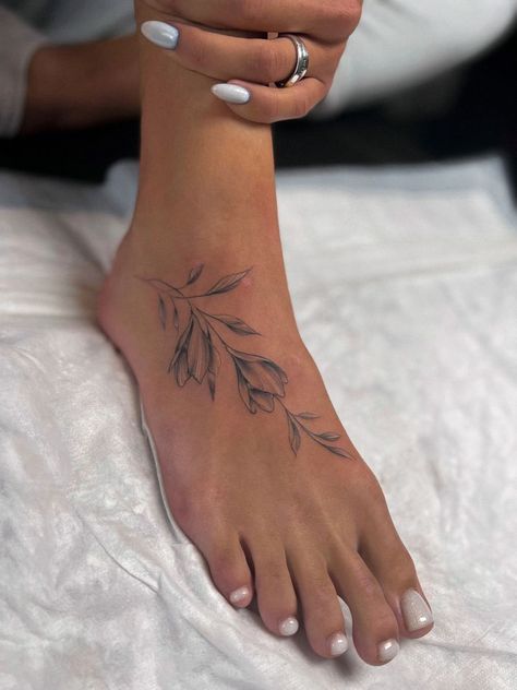 Ankle Tattoo Scar Cover, Dainty Vine Tattoo Ankle, Leaves Tattoo Ankle, Foot Wrap Tattoo, Big Ankle Tattoos For Women, Top Foot Tattoos For Women, Delicate Foot Tattoos For Women, Tattoo Foot Woman, Fine Line Foot Tattoo