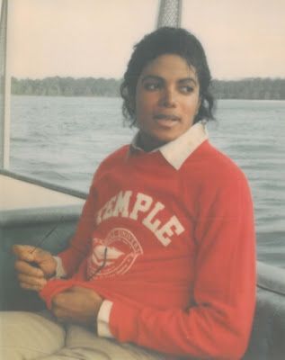 go Temple! Michael Jackson 1983, Mj Thriller, Michael Jackson Images, Michael Jackson Photos, Heaven Can Wait, Michael Jackson Rare, Photos Of Michael Jackson, Michael Jackson Thriller, Michael Jackson King Of Pop