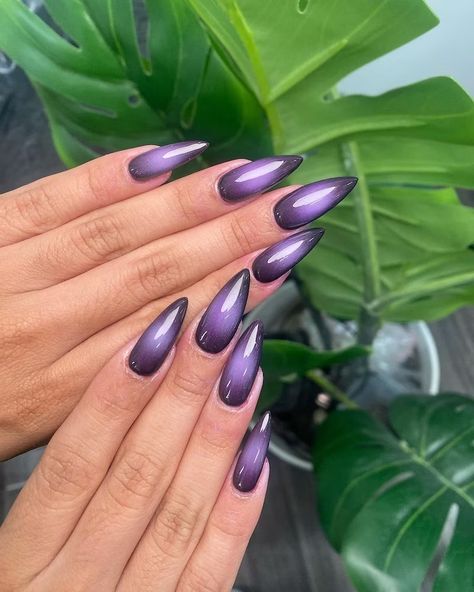 Purple Nails Are The Mystical Manicure Color Taking Over Instagram Metallic Purple Nails, Metallic Nail Designs, Vampy Nails, Metallic Nails Design, Long Almond Nails, Purple Valentine, Easy Manicure, Metallic Nail, Velvet Nails