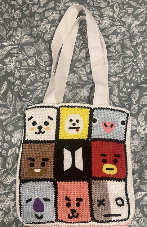 Inspired by a post on Pinterest, a crochet bag for my friend. K Pop Crochet Ideas, Bts Crochet Ideas, Crochet Gift Ideas For Friends, K Pop Crochet, Crochet Bts, Bts Crochet, Kpop Crochet, B Day Gifts, Wallpaper Lyrics