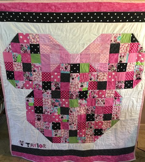 Minnie Mouse 🐁 Patchwork, Minnie Mouse Quilt Patterns Free, Minnie Mouse Quilt Ideas, Minnie Mouse Quilt Patterns, Minnie Mouse Quilt, Mickey Mouse Quilt, 2023 Crafts, Disney Quilt, Girl Quilts