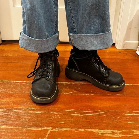 Super Cute Vintage Lace Up Doc Martens. Well Taken Care Of And Have A Brand New Pair Of Black Laces. 90s Grunge Shoes, Chunky Boots Fall, Lace Up Doc Martens, Dr Martens Aesthetic, Platform Black Boots, Doc Martens Aesthetic, Ashlyn Banner, Vintage Doc Martens, Doc Martens Mens