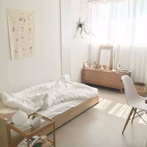 √73 Creative Tips on How to Make a Small Bedroom Look Larger #smallbedroom #bedroom #design #ideas #house | Glebemines.com Small Room Design, Pallet Bed Frames, Minimalist Bedroom Small, Restore Wood, Pallet Bed, Wooden Pallet Furniture, Small Bedroom Designs, Bedroom Design Ideas, Small Room Bedroom