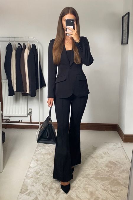 Business Formal Outfit, Outfit Formal Mujer, Corporate Attire Women, Interview Outfits Women, Business Professional Outfits, Lawyer Fashion, Blazer Outfits For Women, Business Attire Women, Corporate Attire