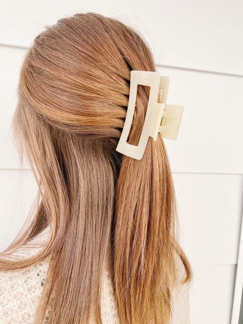 Thinning Thick Hair, Hairstyle Tips, Thick Hair Styles Medium, Jaw Clip, Matte Blush, The Best Hairstyles, Clip Hairstyles, Pearl Hair Clip, Metal Hair Clips