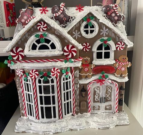 Doll House Makeover, Fisher Price Doll House, Haunted Gingerbread House, Christmas Dollhouse, Dollhouse Halloween, Gingerbread House Designs, Gingerbread Party, Christmas Decorations Diy Crafts, Casa Halloween