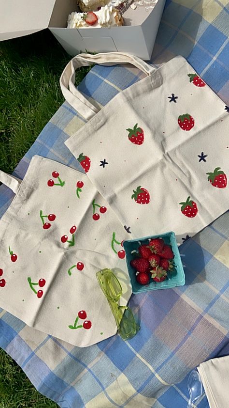 picnic to paint tote bags :) tote bag painting ideas, cherry tote bag, strawberry tote bag Bag Painting Ideas, Tote Bag Painting Ideas, Tote Bag Painting, Diy Tote Bag Design, Handpainted Tote, Handpainted Tote Bags, Canvas Bag Diy, Desain Tote Bag, Sacs Tote Bags