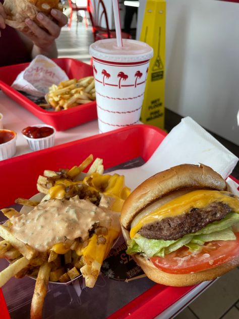 Essen, Burger In N Out, In N Out Aesthetic Food, In And Out Aesthetic, In And Out Fries, In N Out Burger Aesthetic, In And Out Burger Aesthetic, In And Out, In N Out Aesthetic