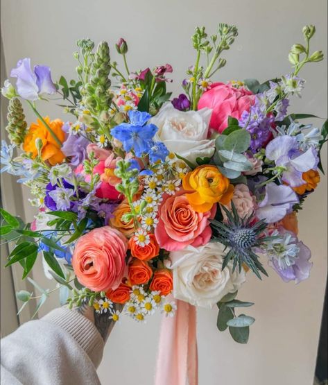 Bright Bridesmaid Bouquet, Bridal Bouquet August, Weddings Vibes, Bright Bridal Bouquet, Bridal Vibes, Colour Wedding, Colorful Wedding Bouquet, Tropical Food, Boquette Flowers