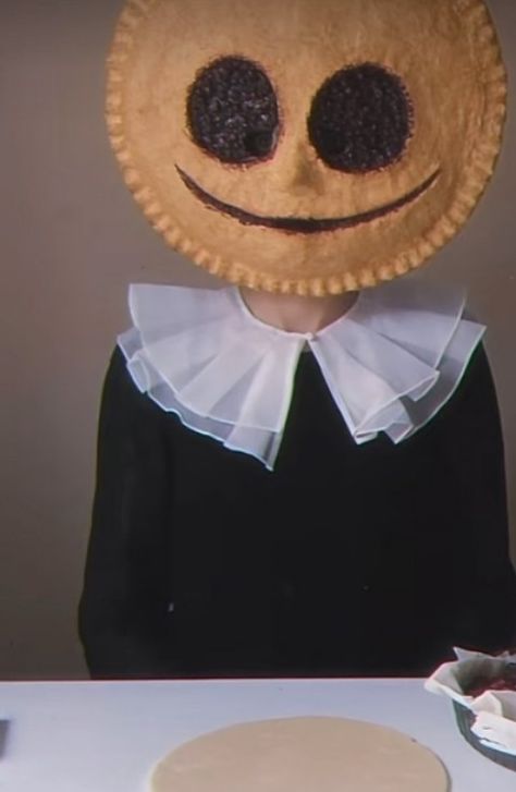 Scary Pie Face, Creepy Pie Face, Pie Crust Art, Creepy Food, Creepy Masks, Creepy Faces, Artistic Ideas, Scary Things, Meat Markets