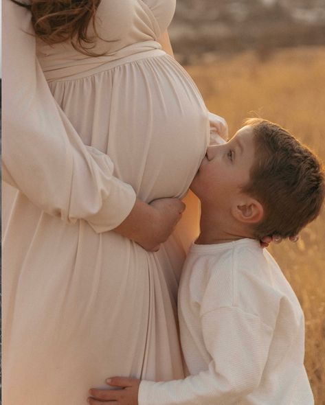 I recently had the pleasure of shooting a session with Este and Johan, who are about to become a family of five. ☀️Este is the picture of elegance. Every time I looked at her, I couldn’t help but think how she’s going to absolutely ROCK being a mom to three boys and I’m beyond excited for them! 🙌🏻 Maternity shoot | family session | namibia photographer | namibia | maternity Namibia Family Of Three Maternity Photos, Maternity Pictures Mom Only, Maternity Photography Poses With Toddler, Maternity Session With Kids, Maternity Photo Shoot With Toddler, Maternity Photo Shoot Ideas With Toddler, Pregnancy Photoshoot Outdoor, Maternity Photography Mom, Maternity Shoot With Kids