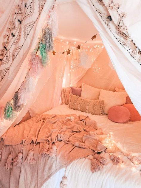 How To Make A Magical Holiday Tent at Home - Studio DIY Tent At Home, Cosy Tent, The Holiday Movie, Tent Bedroom, Boho Tent, Indoor Tents, Diy Tent, Shelter Tent, Studio Diy