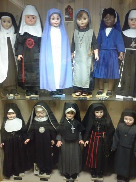 I'd love to visit this Nun doll Museum in Michigan, USA. Admission is for free!