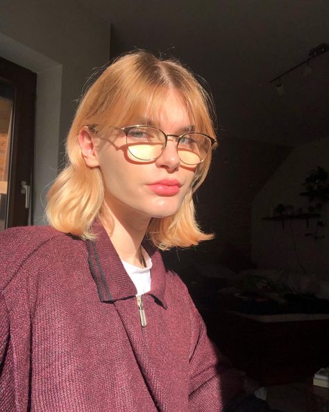 curtain bangs Blonde Bob With Glasses, Short Curtain Bangs With Glasses, Curtain Bangs Glasses, Curtain Bangs With Glasses, Graduated Haircut, Short Hair Glasses, Bangs And Glasses, Curtain Fringe, Hair Damage