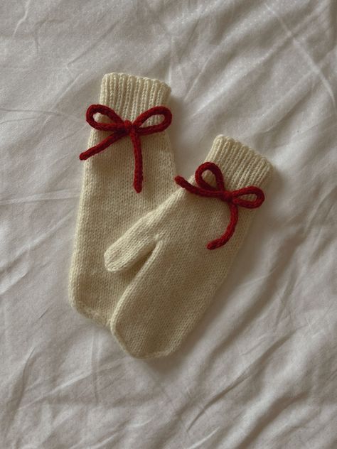 Cute Mittens Winter, Mittens Aesthetic, Chunky Mittens, Women's Mittens, Knit Wear, Crochet Bows, Winter Mittens, Wool Mittens, Presents For Boyfriend