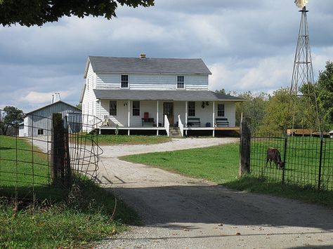 ~  Amish Homes ~ Sarah's Country Kitchen ~ Amish House Exterior, Amish Style Home, Amish Country Lancaster Pa, Amish House, Farmhouse Master, Amish Farm, Amish Culture, Amish Community, Farmhouse Kitchen Tables