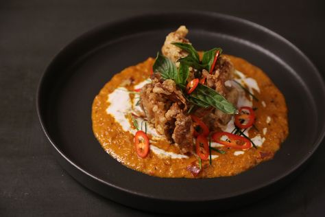 Thai Soft Shell Crab Curry Thai Soft Shell Crab Recipe, Soft Recipes, Smokehouse Ideas, Soft Shell Crab Recipe, Asian Tapas, Fried Soft Shell Crab, Crab Curry, Fine Dining Menu, Chinese Menu