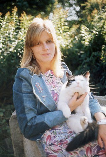 Linda McCartney and Cat She And Her Cat, Linda Eastman, Celebrities With Cats, Beatles Girl, Linda Mccartney, Christina Ricci, Cat People, Cat Person, Ringo Starr