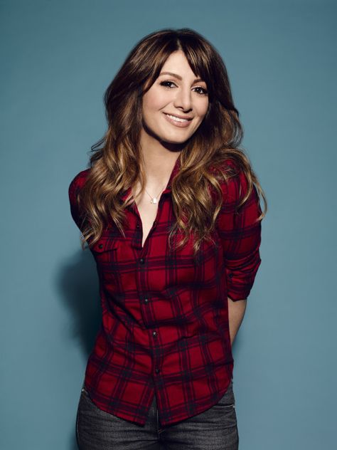 Nasim Pedrad, Selfie Friends, Famous Girls, Beauty Inspiration, New Girl, Women's Plaid Shirt, Celebrity Style, Actresses, Plaid