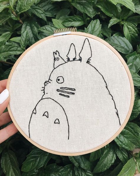 Mis Bordados on Instagram: “Mi vecino Totoro 💚 . . . . . . Antes los árboles y las personas eran buenos amigos" . . . . . . #bordado #emboridery #art #studioghibli…” Totoro Embroidery Pattern, Embroidery Totoro, Dibujos Bordados Ideas, Studio Ghibli Embroidery, Totoro Embroidery, Ghibli Embroidery, Japan Embroidery, Anime Totoro, Empty Road