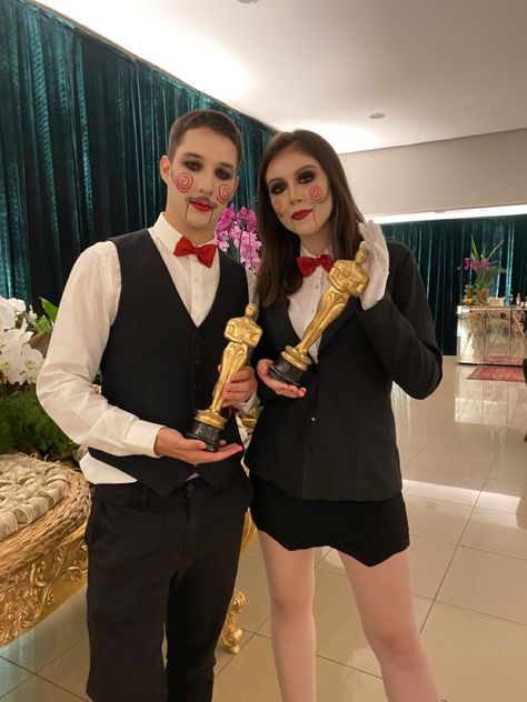 Masc Halloween Outfit, Jigsaw Couple Costume, Couple Halloween Makeup, Horror Couples, Casal Halloween, Hot Villains, Saw Costume, Halloween Casal, Jigsaw Costume