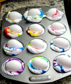 Coloring Easter Eggs has never been easier! For these Easy Dyed Easter Eggs you only need two ingredients, shaving cream and food coloring! Påskeaktiviteter For Barn, Dyed Easter Eggs, Diy Osterschmuck, Easter Crafts For Adults, Easter Egg Dye, Diy Ostern, Easter Goodies, Easter Eggs Diy, Ideas For Easter Decorations