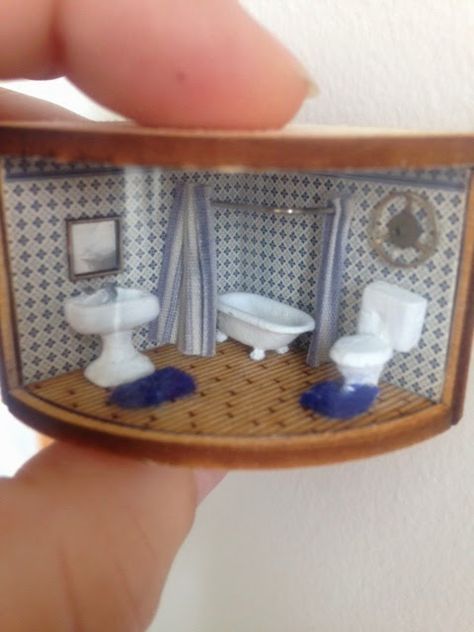 1:144 Scale Micro Dollhouse Miniature Blue bathroom diorama. 1/144 Scale Miniatures, Micro Dollhouse, Doll Furniture Tutorial, Miniature Bathroom, Diy Barbie House, 2 Candles, Doll House Crafts, Miniature Rooms, Country Church