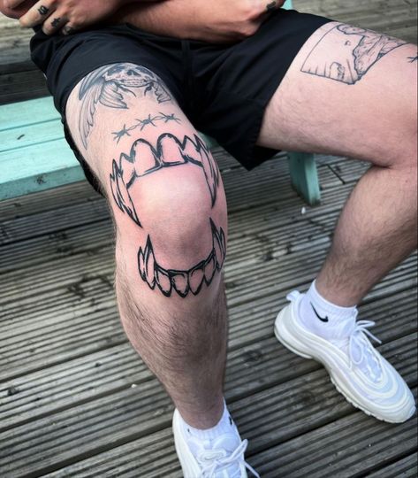 Mouth On Knee Tattoo, Vampire Teeth Knee Tattoo, Knee Teeth Tattoo, Canine Teeth Tattoo, Horror Knee Tattoo, Around The Knee Tattoo Men, Tattoo Knee Men, Faded Tattoo Ideas, Mouth Knee Tattoo