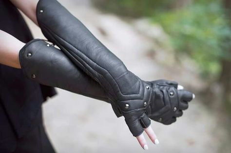 Gothic Mode, Mode Steampunk, Armor Clothing, Black Leather Gloves, Fantasy Armor, Future Fashion, Fantasy Clothing, Character Outfits, Leather Gloves