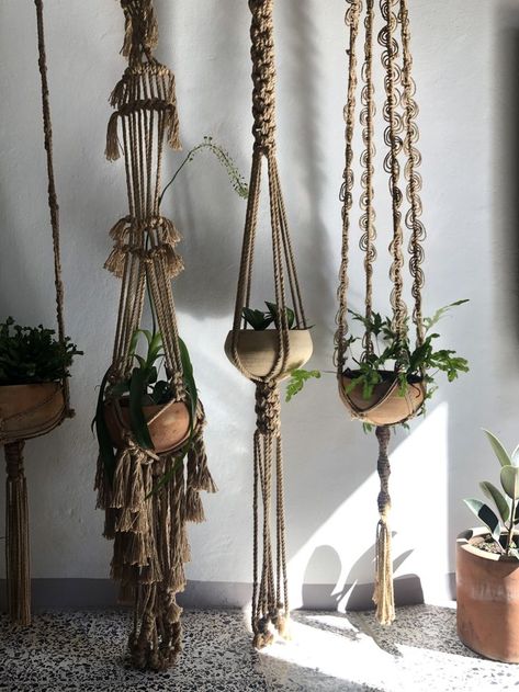 Giant Macrame Plant Hanger, Long Macrame Plant Hanger, Plant Hanger Ideas, Macrame Plant Hanging, Macrame Placemat, Plant Hanger Tutorial, Diy Tapestry, Macrame Home, Plant Hanger Macrame