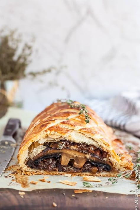 Vegan Mushroom Wellington recipe - Oh My Veggies Vegan Mushroom Wellington, Thanksgiving Entree, Vegan Wellington, Mic Dejun Rapid, Mushroom Wellington, Vegan Quiche, Wellington Recipe, Christmas Main, Vegan Christmas Recipes