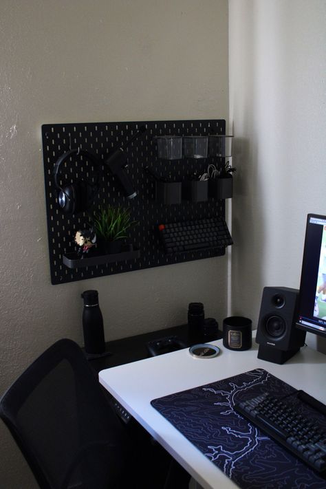 Guys Gaming Room, Black Desk Setup Aesthetic, Black Pegboard Ideas, Gaming Pegboard, Desk Setup Black, Peg Board Desk, Pegboard Gaming, Black Pegboard, Ikea Pegboard