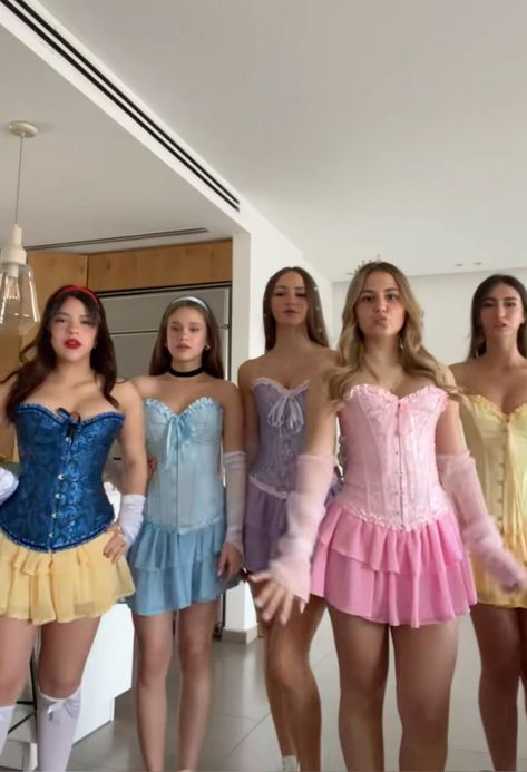 Princess Group Halloween Costumes, Princess Halloween Costume Group, Disney Princess Halloween Costumes Group, Halloween Costumes Group Friends, Fantasias Femininas Festa, Disney Princesses Halloween Costumes, Trip Halloween Costumes, Solo Costume Ideas Halloween, Group Halloween Outfits