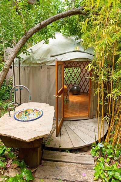 Yurt idea Outdoor Massage Space, Tent Interior Design, Backyard Yurt, Yoga Yurt, Yurt Bathroom, Yurt Retreat, Rock Sink, Build A Yurt, Wooden Yurts