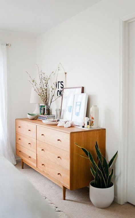 Brown wood Mid-century Modern Dresser via Shaynah Dodge Glitter Guide. Dressers crafted in the mid-century modern design style are typically made of solid brown wood. They are often finished in a warm chestnut brown color. We love mid-mod dressers! Reka Bentuk Bilik Tidur, Koti Diy, Modern Dressers, Hiasan Bilik Tidur, Interior Design Per La Casa, Decoration Inspiration, Minimalist Home Decor, Retro Home Decor, Retro Home