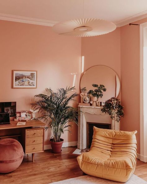 Terracotta Living Room, Deco Rose, Sleeping Room, Rose Wall, Rose Decor, Pink Interior, Guest Bedrooms, Wall Paint, Living Room Decor