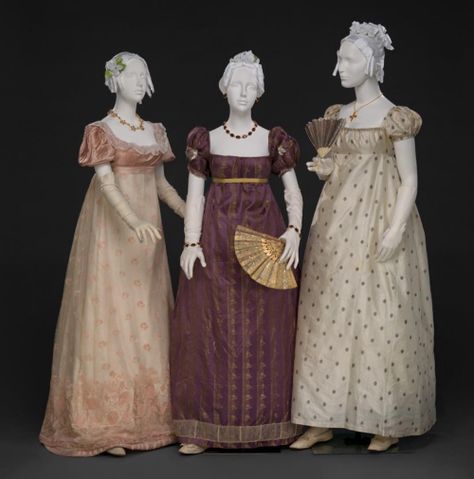 Evening dresses, 1810′sFrom the exhibition "An Agreeable... Bridgerton Experience, Regency Gown, Regency Era Fashion, 1800s Fashion, Regency Dress, Regency Fashion, 19th Century Fashion, Regency Era, Retro Mode